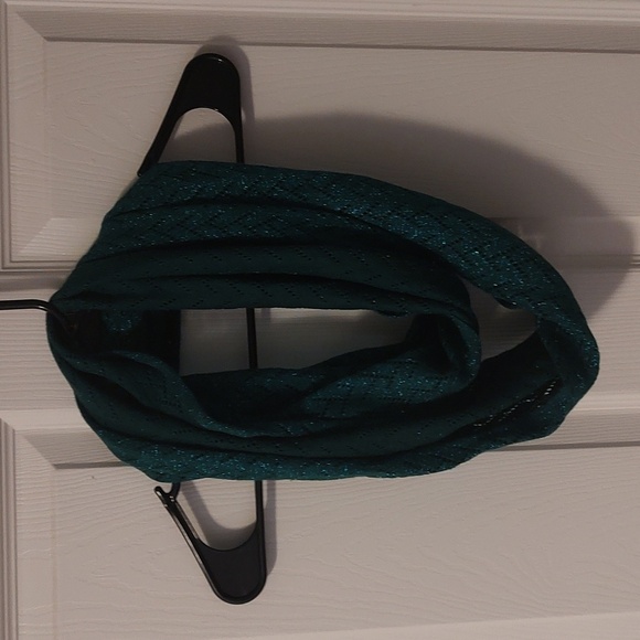 Green Infinity Scarf - Picture 1 of 3